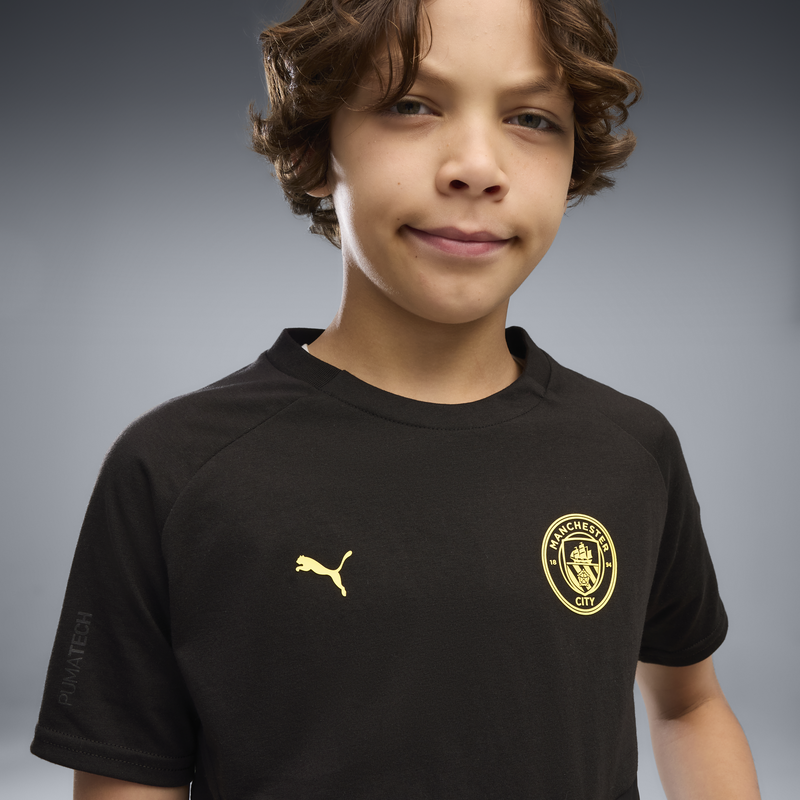 MCFC LW KIDS PUMATECH POCKET TEE - PUMA Black-Yellow Blaze